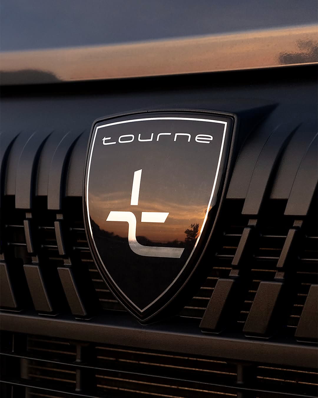 Tourne-emblem på fronten i gyllene kvällsljus